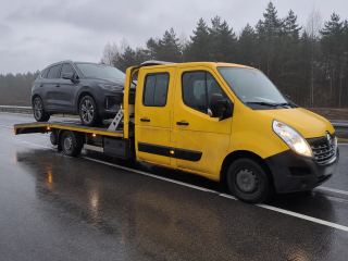 Auto elektryczne wciągnięte na platformę lawety – Zgierz