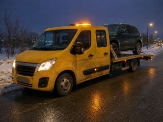 Pomoc drogowa po wypadku nocą – SUV na lawecie – Zgierz