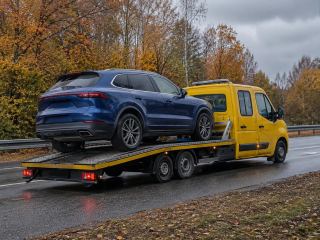 Transport niebieskiego SUV-a na lawecie – Zgierz